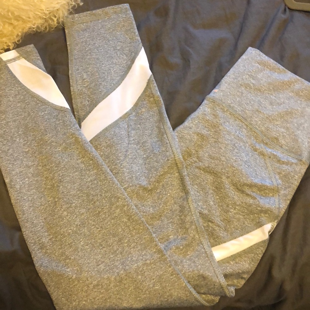 NWT Medium Aerie Grey/White leggings